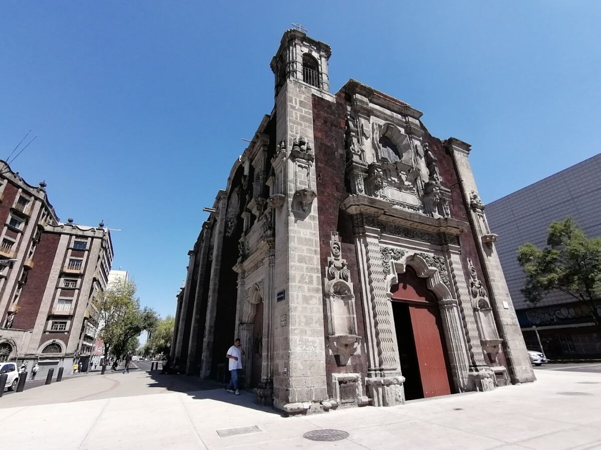 El Templo de la Inmaculada Concepción se ubica entre la avenida José María Izazaga y el Eje Central