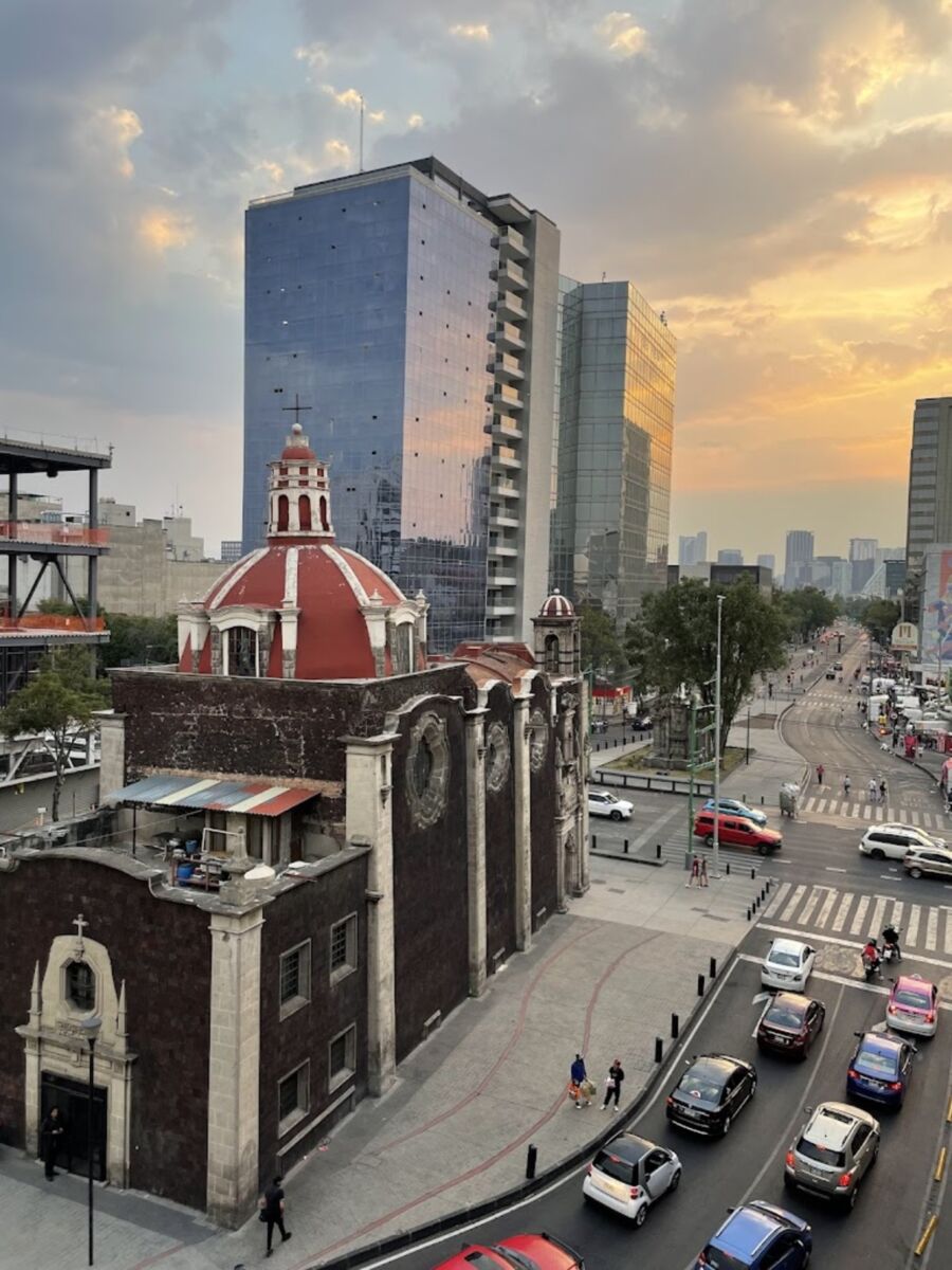 capilla en medio de la avenida CDMX 