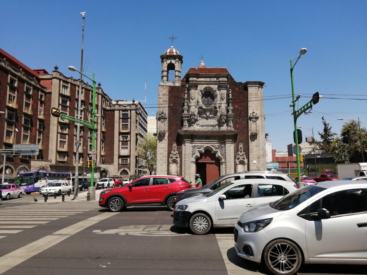 La pequeña capilla de la CDMX que se niega a desaparecer después de terremotos y modernización