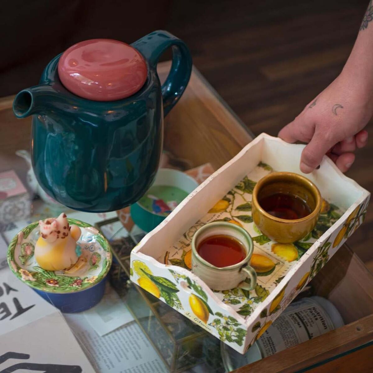 En la CDMX también se pueden disfrutar de tardes de té con un libro y una buena plática