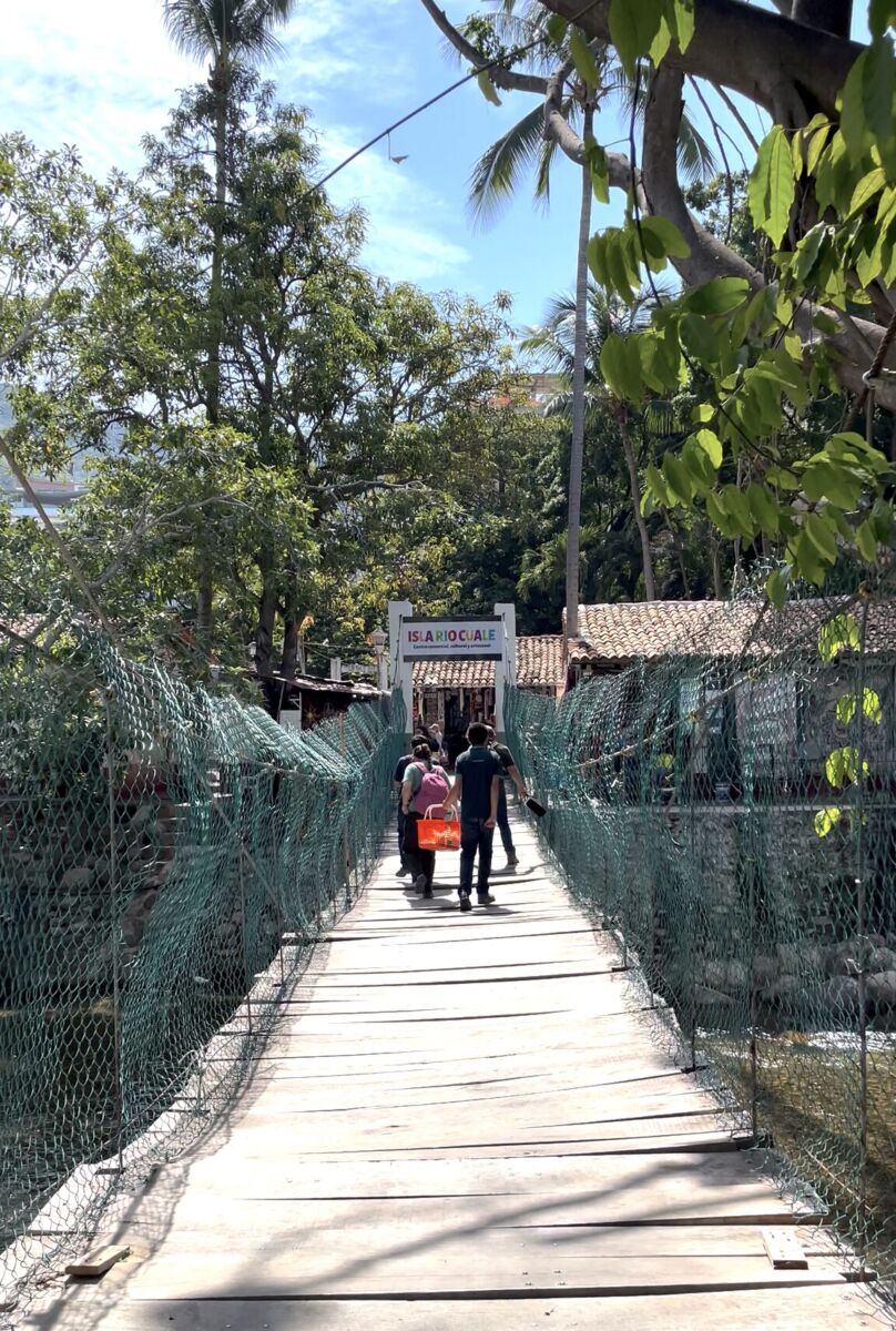 Puente colgante en el Río Cuale 