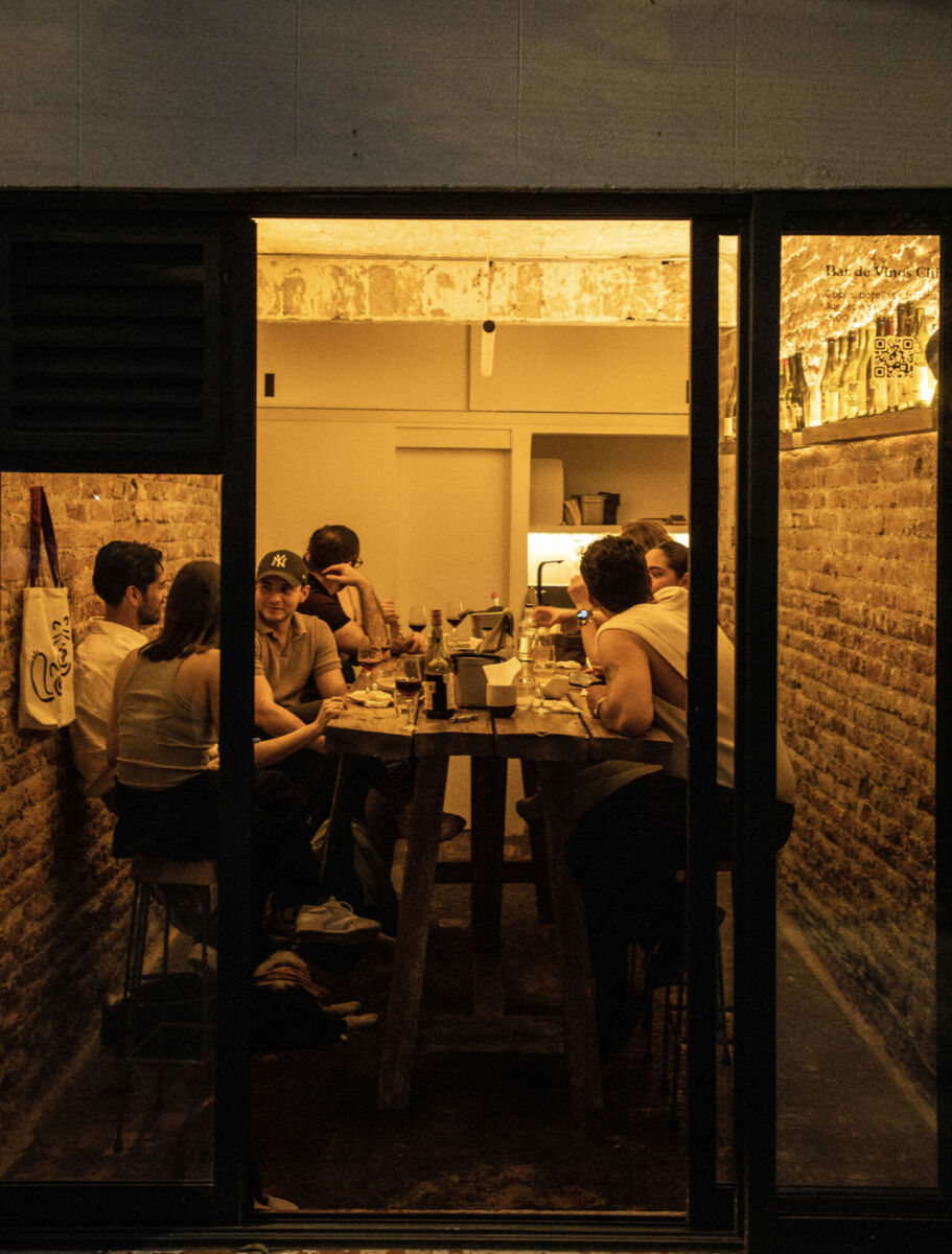 Si no sabes cómo hacer amigos y te gusta el vino, tienes que unirte a este club en la CDMX