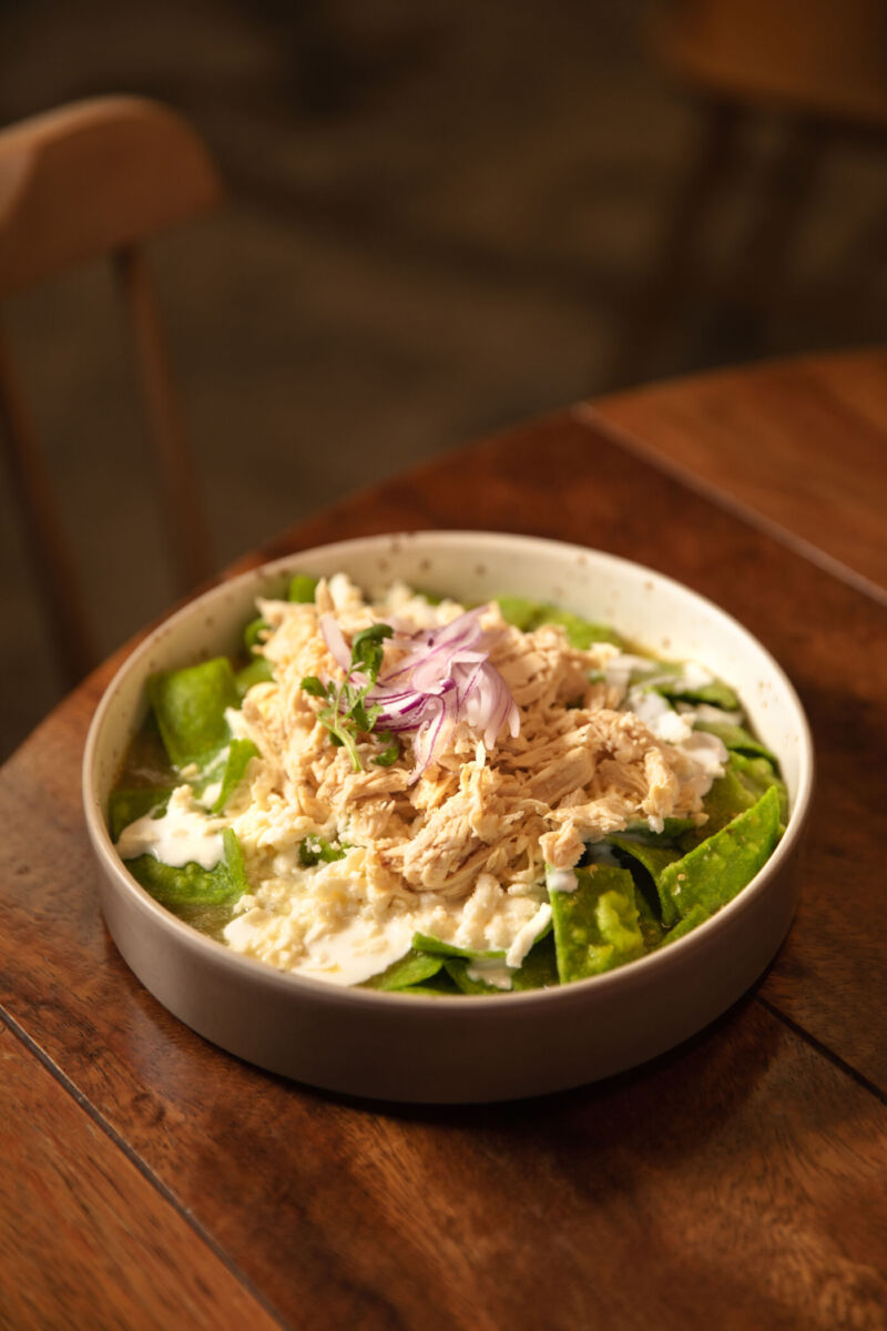 Chilaquiles verdes con totopos de nopal horneados.