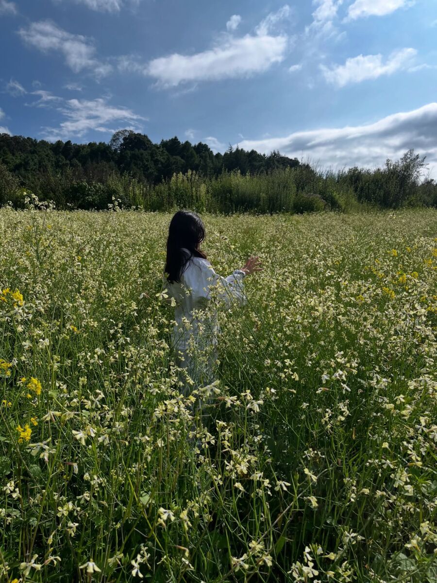 mujer en un campo de flores
