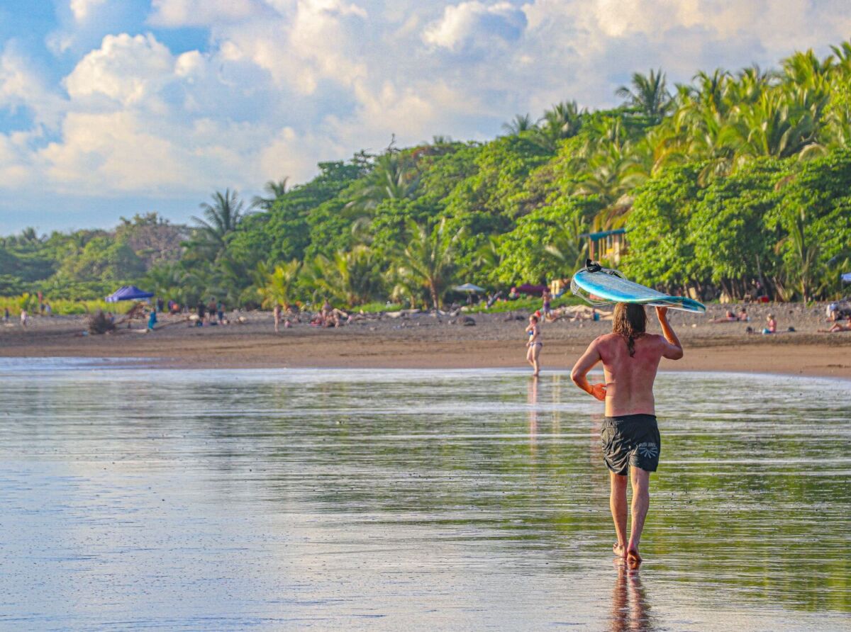 surfista en la playa de Santa Teresa, Costa Rica