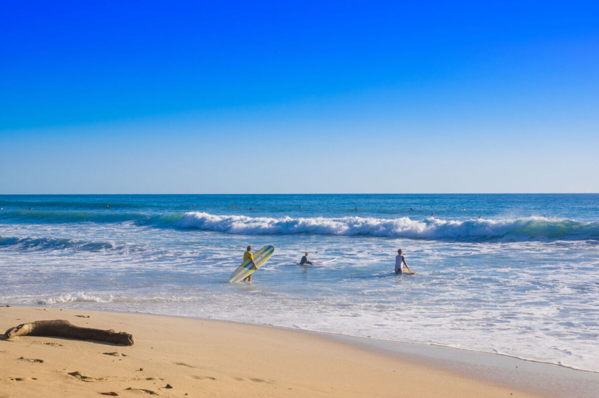playa de santa teresa, costa rica, con bañistas en el agua
