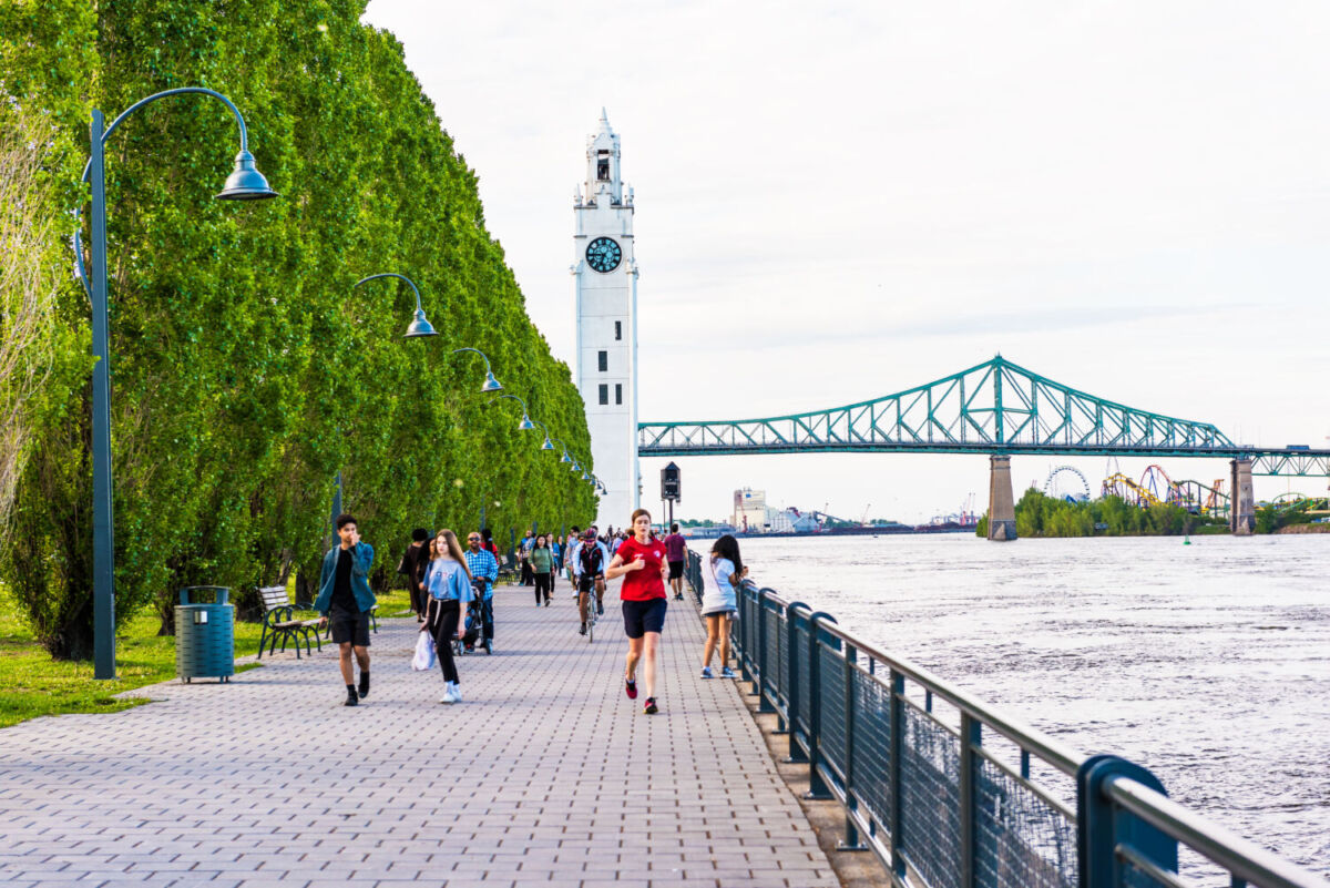 puerto junto a la torre del reloj en Montreal, Quebec durante los cálidos meses de verano