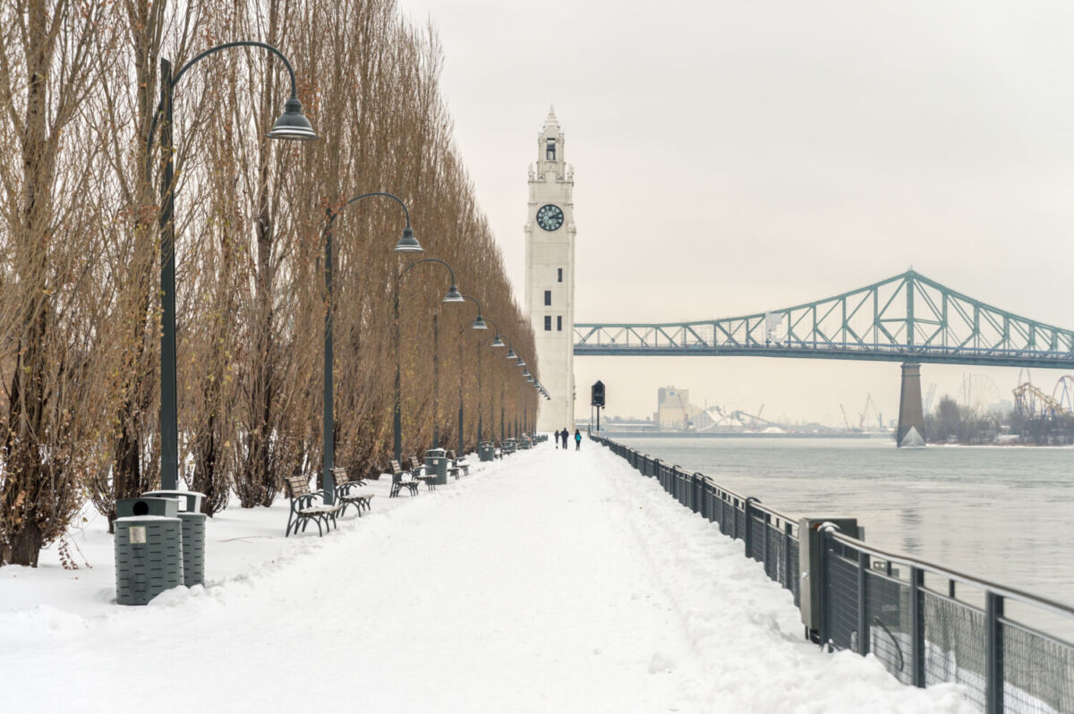 puerto junto a la torre del reloj en Montreal, Quebec durante los meses nevados