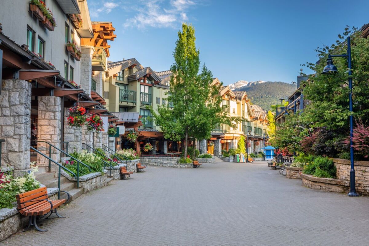 vista tranquila de la Villa de Whistler durante los meses cálidos