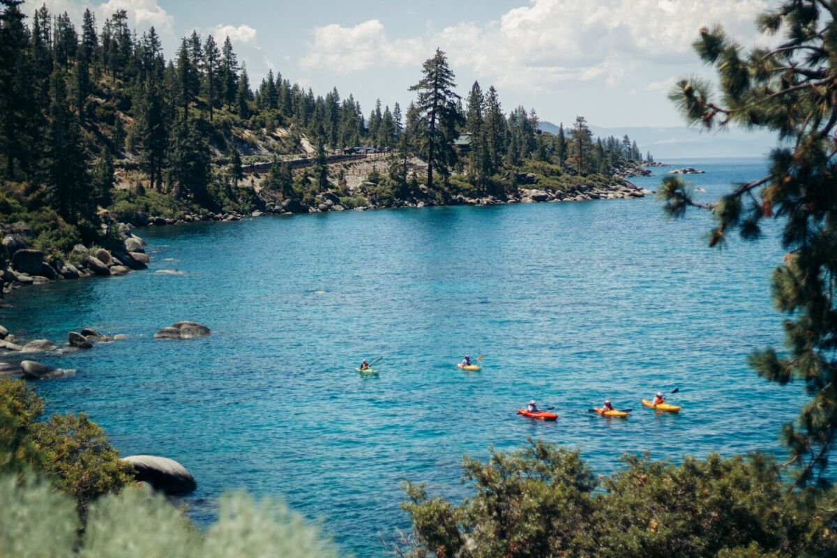 aguas azules de lake tahoe con personas a kayak