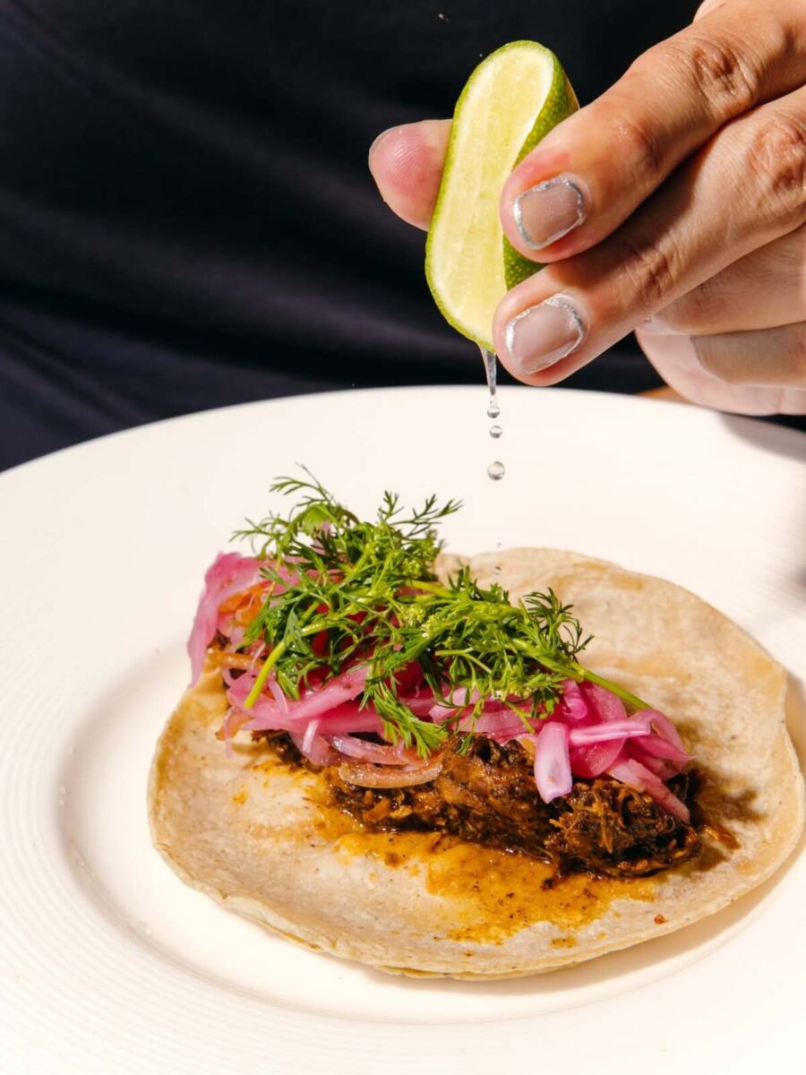 tacos de cochinita para el desayuno en Samos del Ritz-Carlton