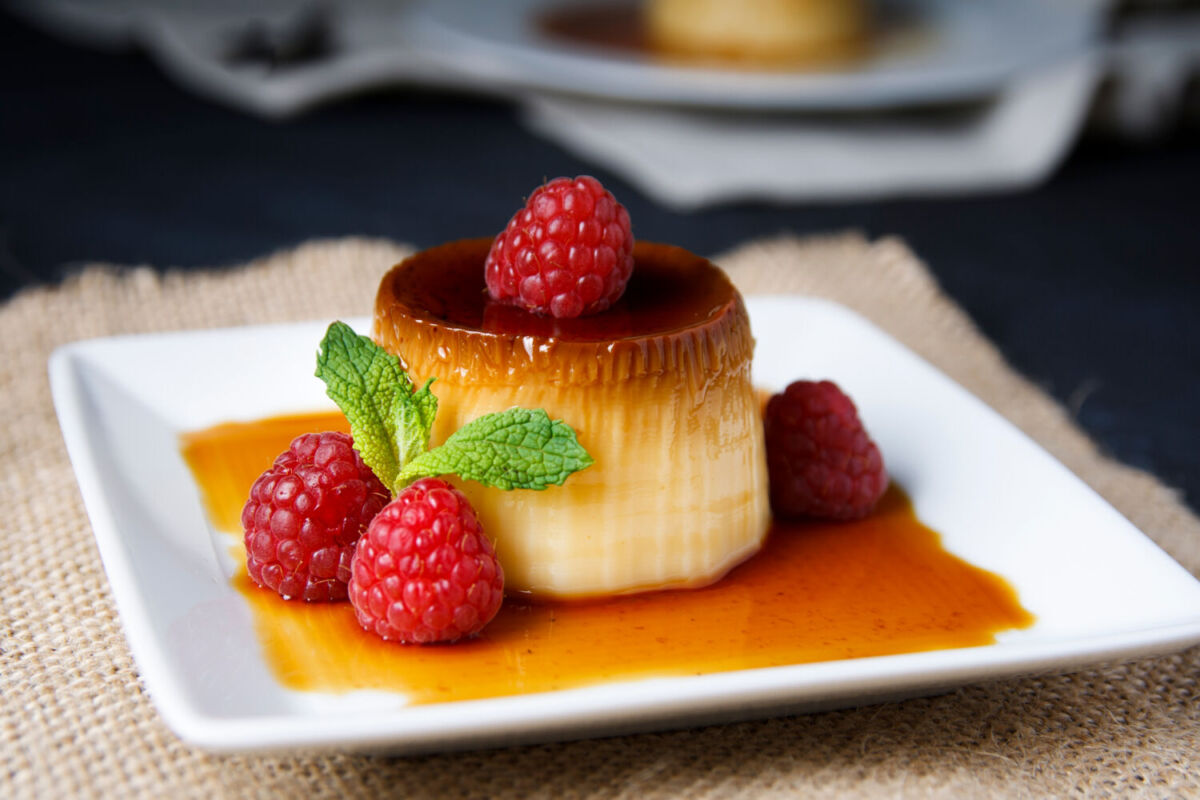 El flan es un postre clásico hecho con huevos, leche, queso crema y vainilla 