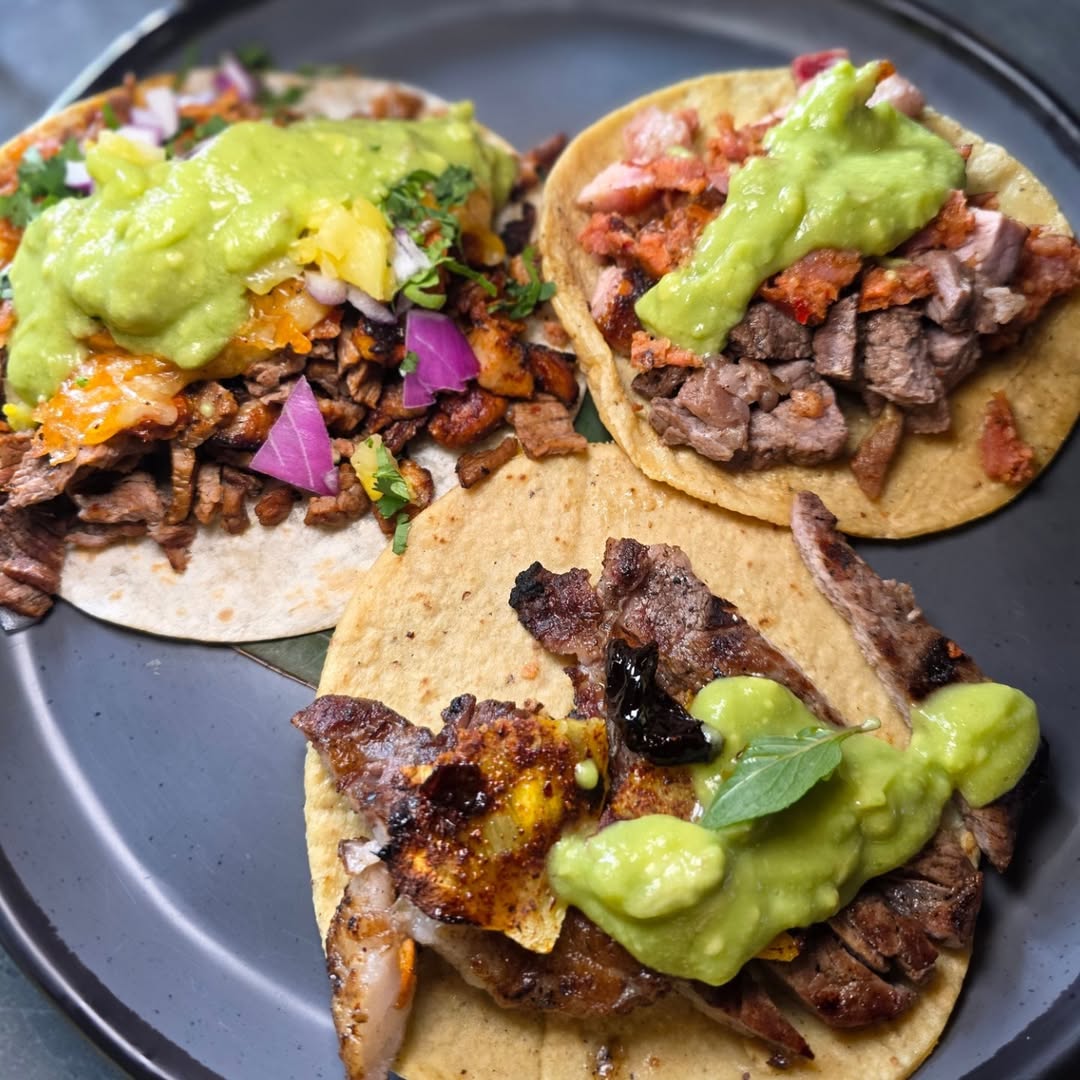 tacos de carne asada con guacamole 