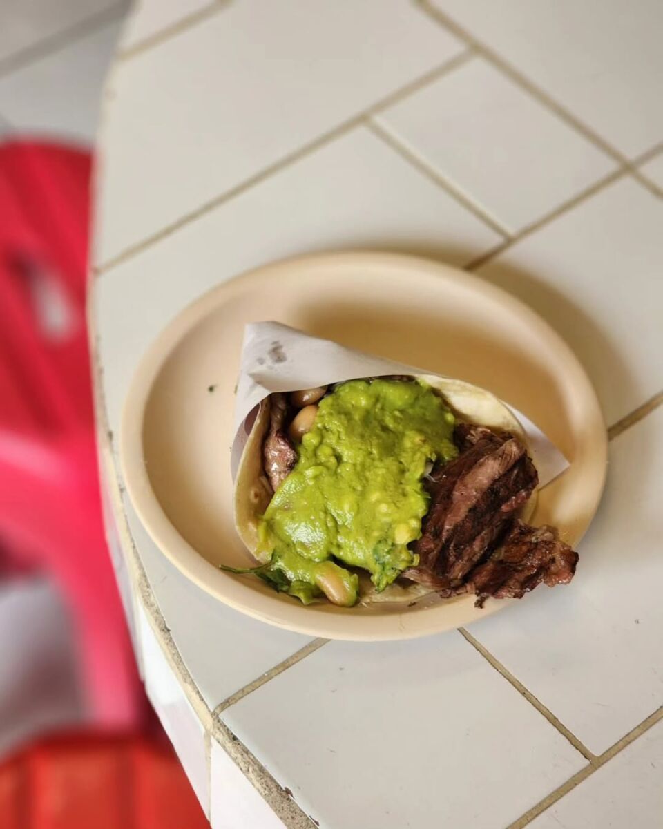 taco de asada con guacamole y frijoles 