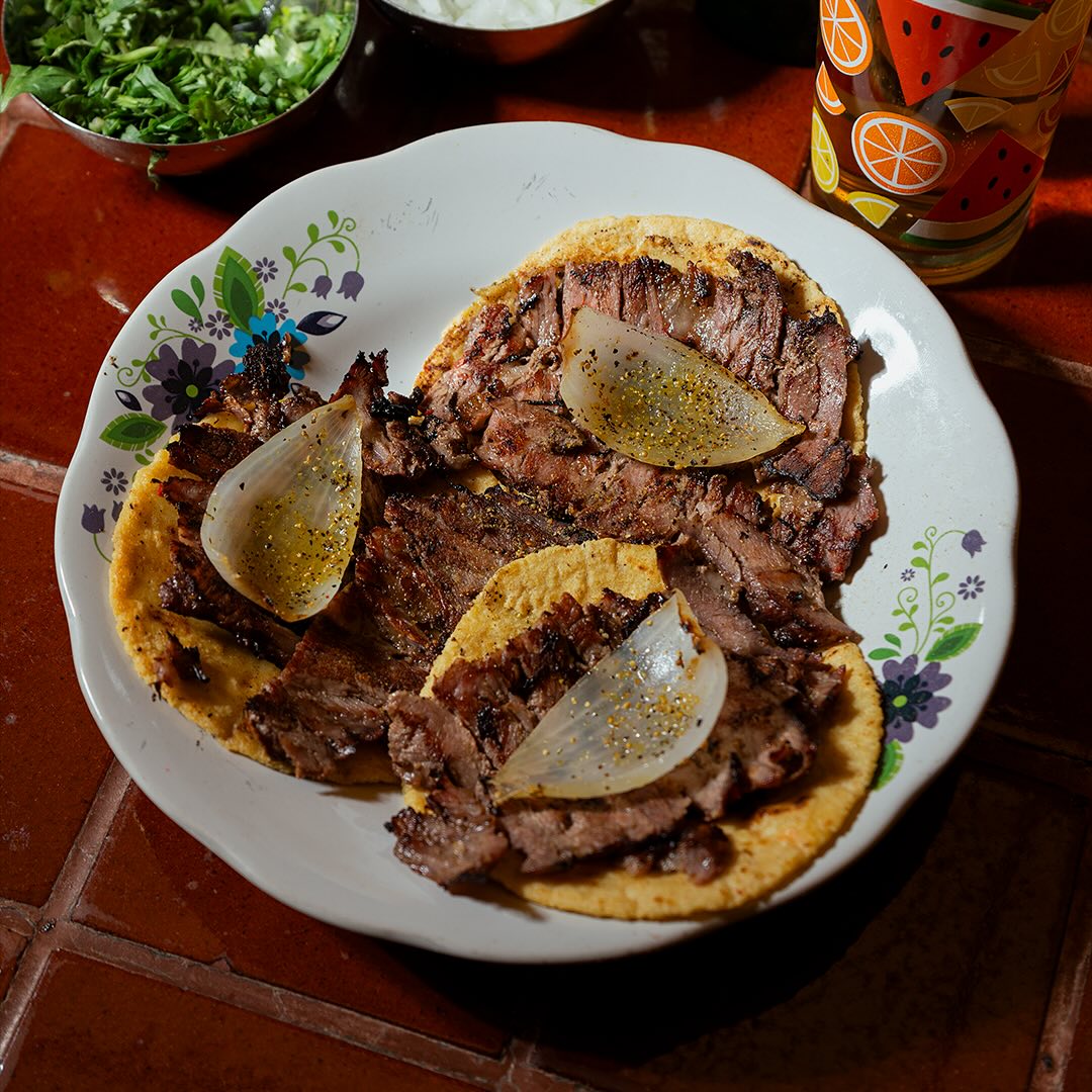taco de carne asada con cebolla