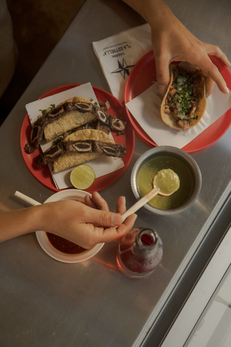 Carne al carbón, tortillas calientitas y salsa recién hecha: estos son los tacos de asada que debes probar en la CDMX