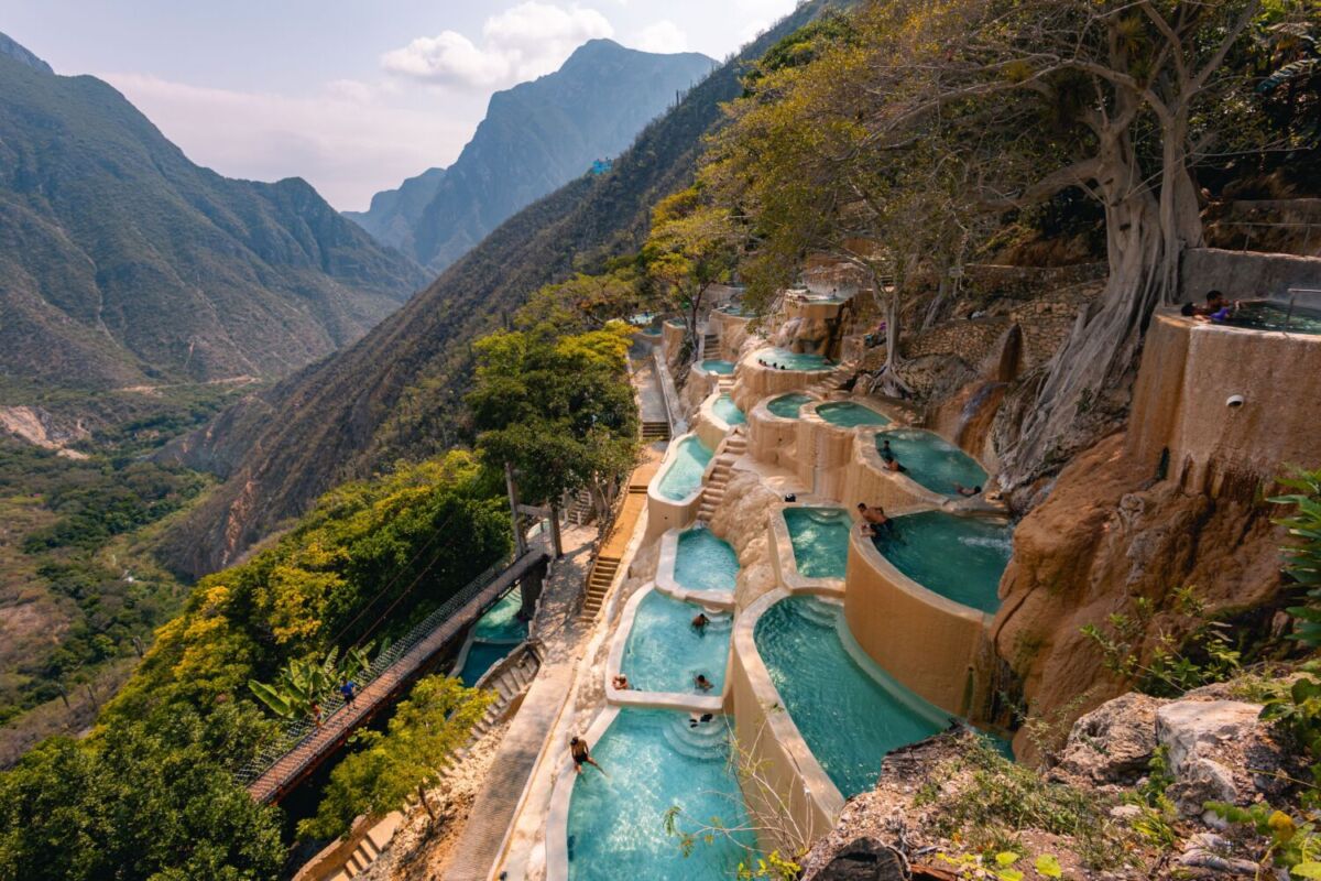 Las Grutas de Tolantogo se ubican San Cristóbal, en el municipio del Cardenal, Hidalgo 