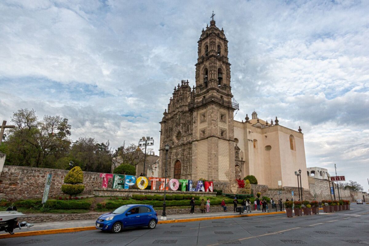 Vista panorámica de la Iglesia de Tepotzotlán y sus letras monumentales