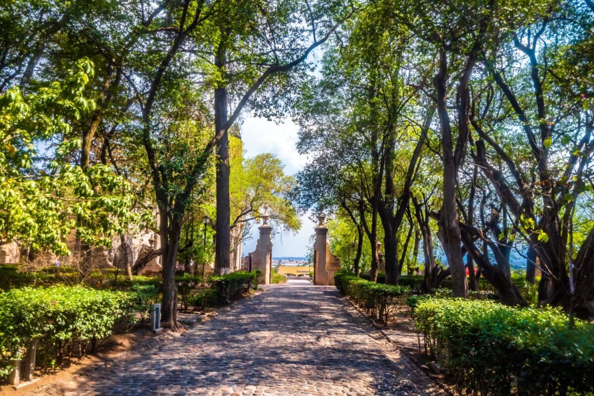 Pasillo en el jardín central de Tepotzotlán