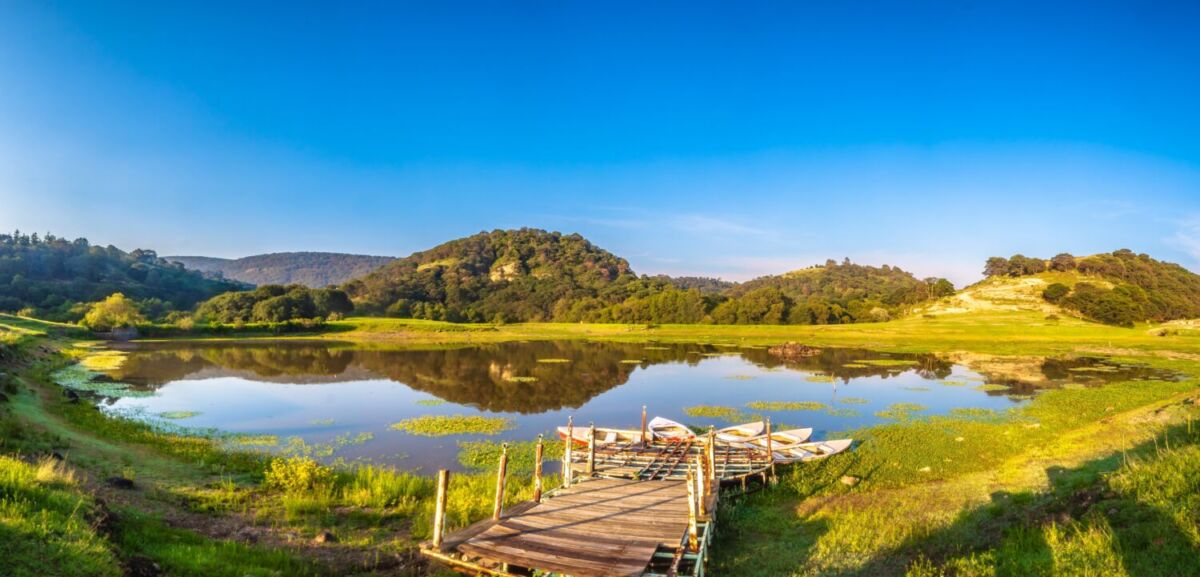 Vista panorámica del lago con muelle y botes en los Arcos del Sitio en Tepotzotlán