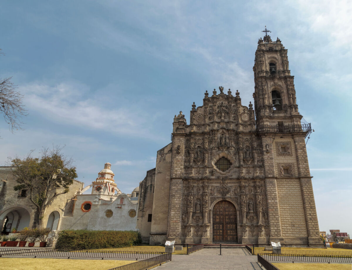 Vista frontal de la Iglesia de San Francisco Javier en Tepotzotlán