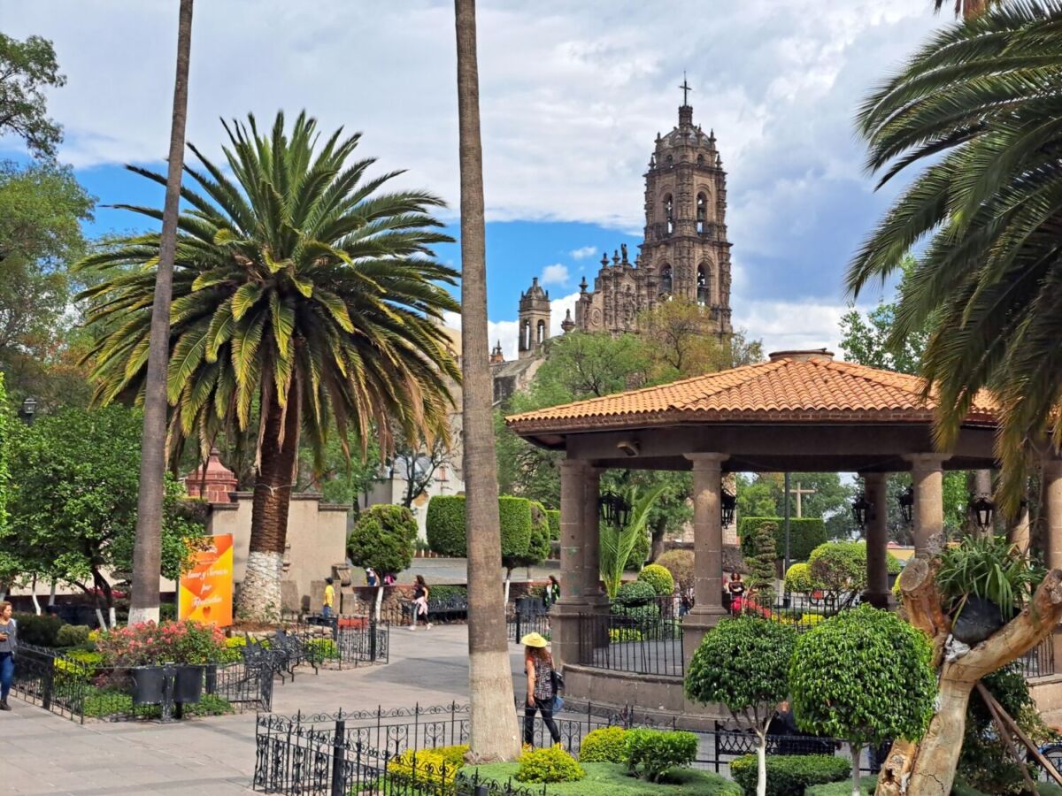 Plaza principal del centro de Tepotzotlán con el kiosco y la iglesia al fondo