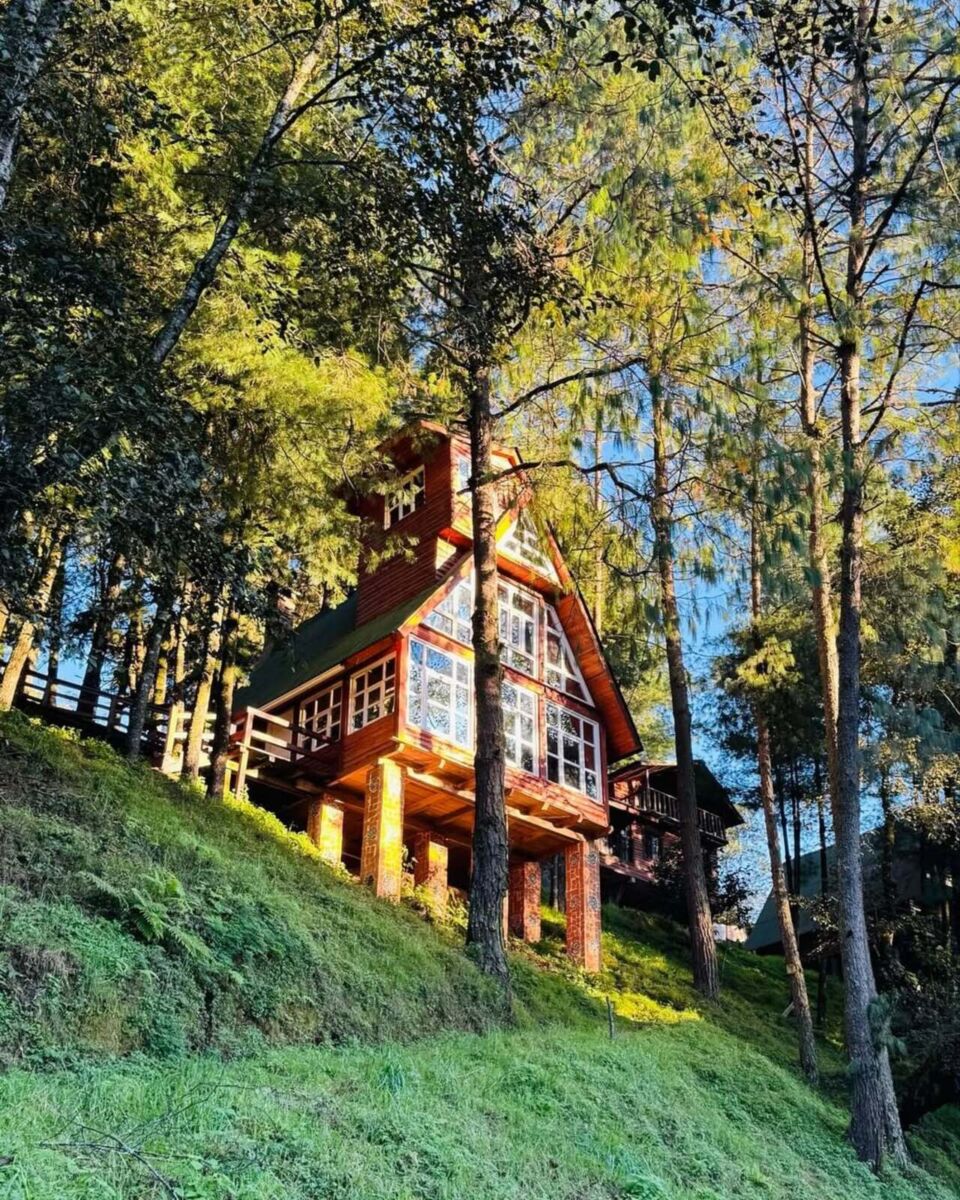 Cascadas de agua turquesa, bosque con neblina y cabañas con hermosas vistas en Veracruz