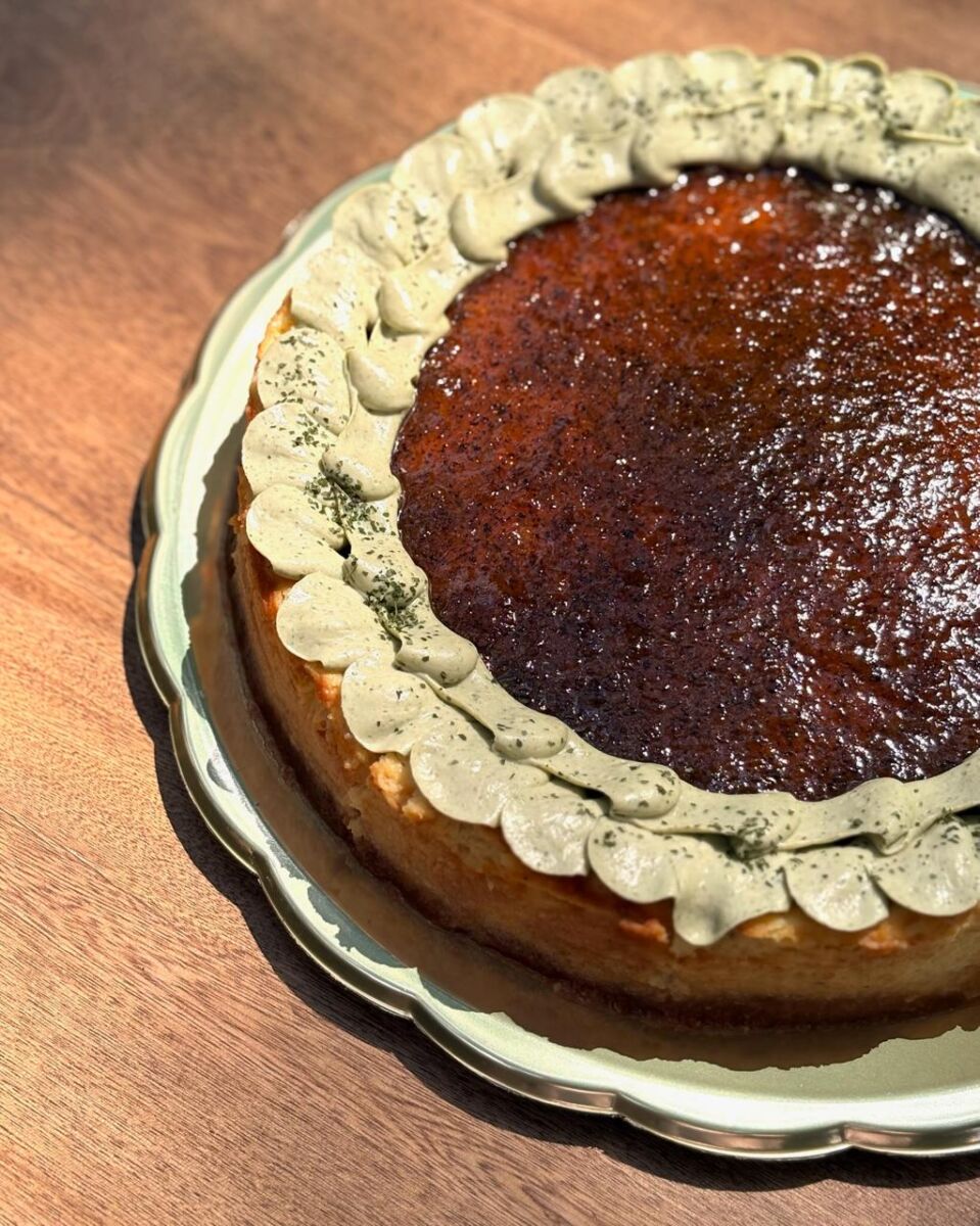 Cheesecake de maracuyá con hoja santa de elena 147 en la cdmx