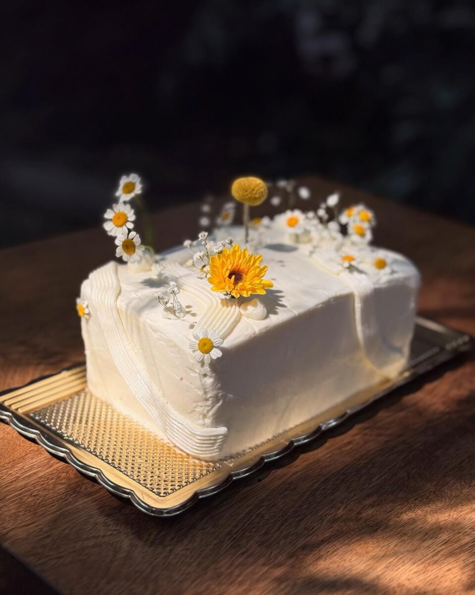 pastel con betún blanco decorado con flores