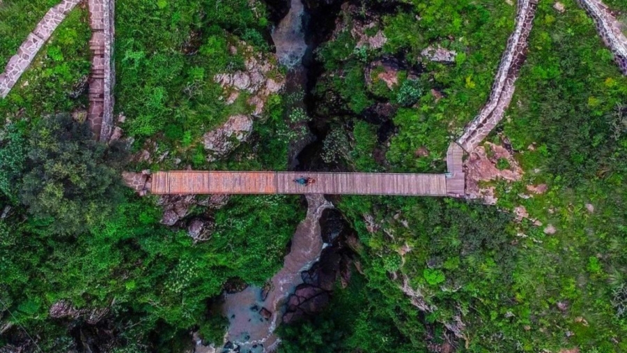 Vista aérea de puente colgante sobre la cascada El Mogote en El Oro, Estado de México