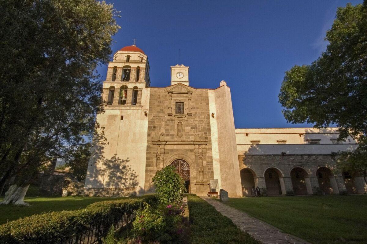 Fachada frontal del Ex Convento Agustino en Malinalco, Estado de México