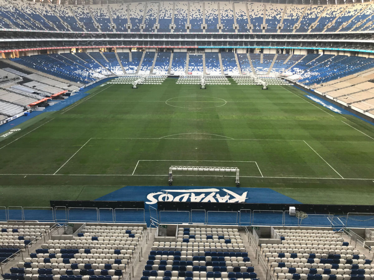 Vista panorámica de la cancha y las butacas del Estadio BBVA de Monterrey 
