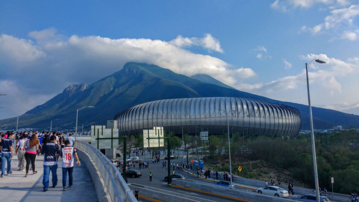 Vista panorámica del Estadio BBVA de Monterrey con el Cerro de la Silla al fondo 
