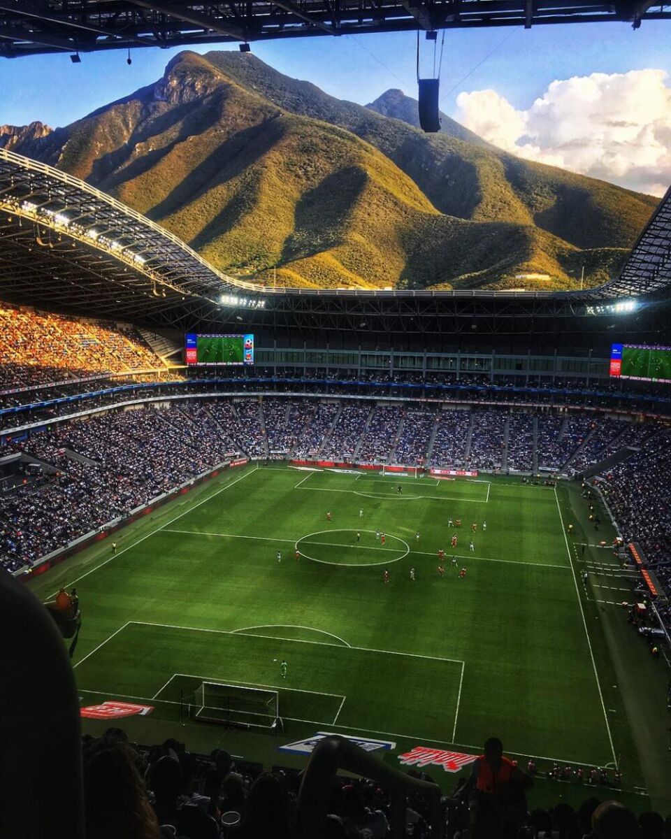 Vista al Cerro de la Silla desde el interior del Estadio BBVA de Monterrey