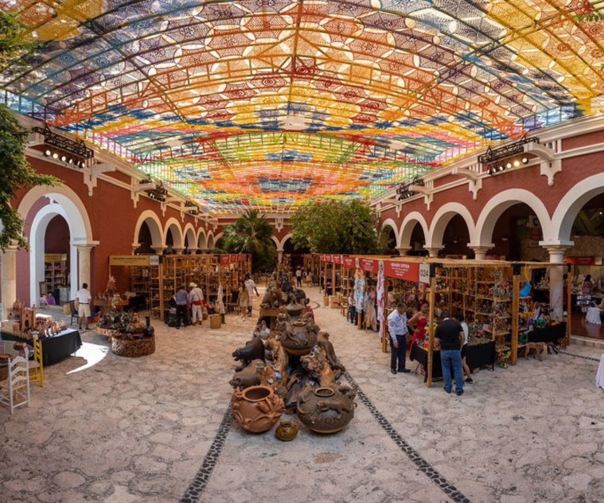 Solo en México hay un mercado de artesanías frente al mar, y la gente se lleva cerámica, textiles, orfebrería y más