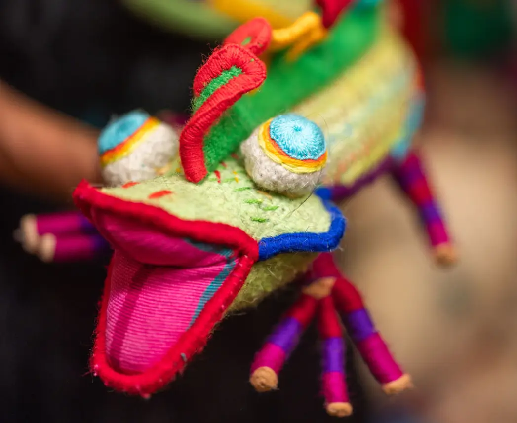 toma cerrada de un lagarto de tela bordado con colores llamativos