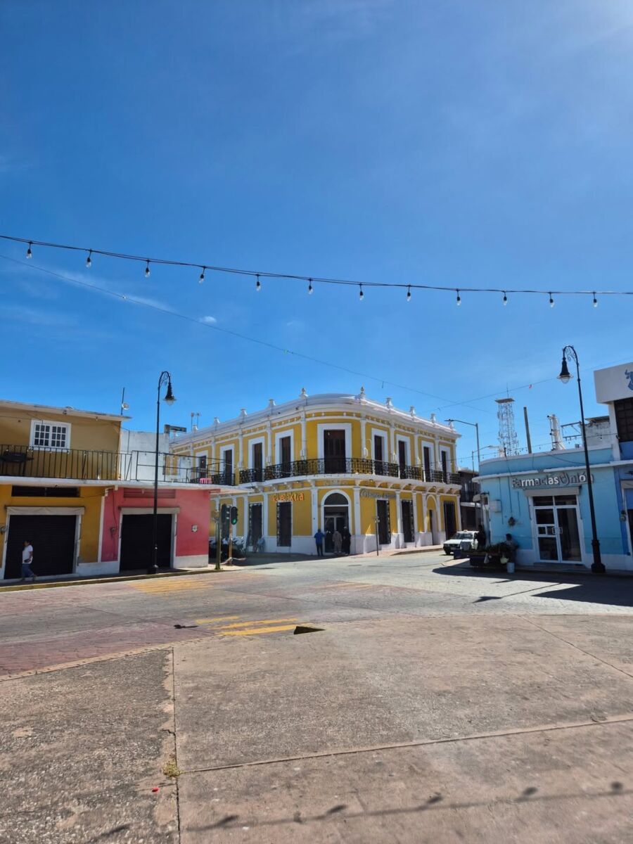 foto panoramica con edificios coloniales coloridos y el cielo azul de fondo