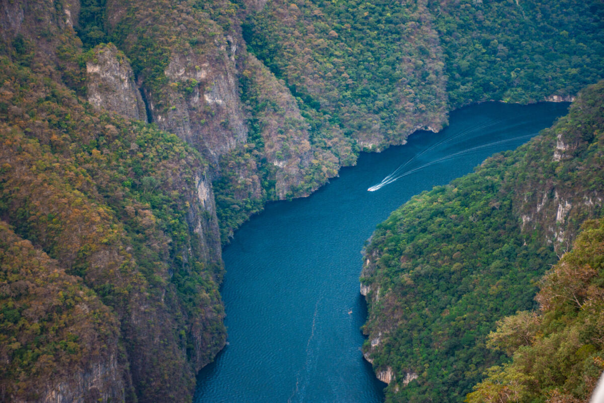 vista aérea del río grijalva con un pequeño barco navegando