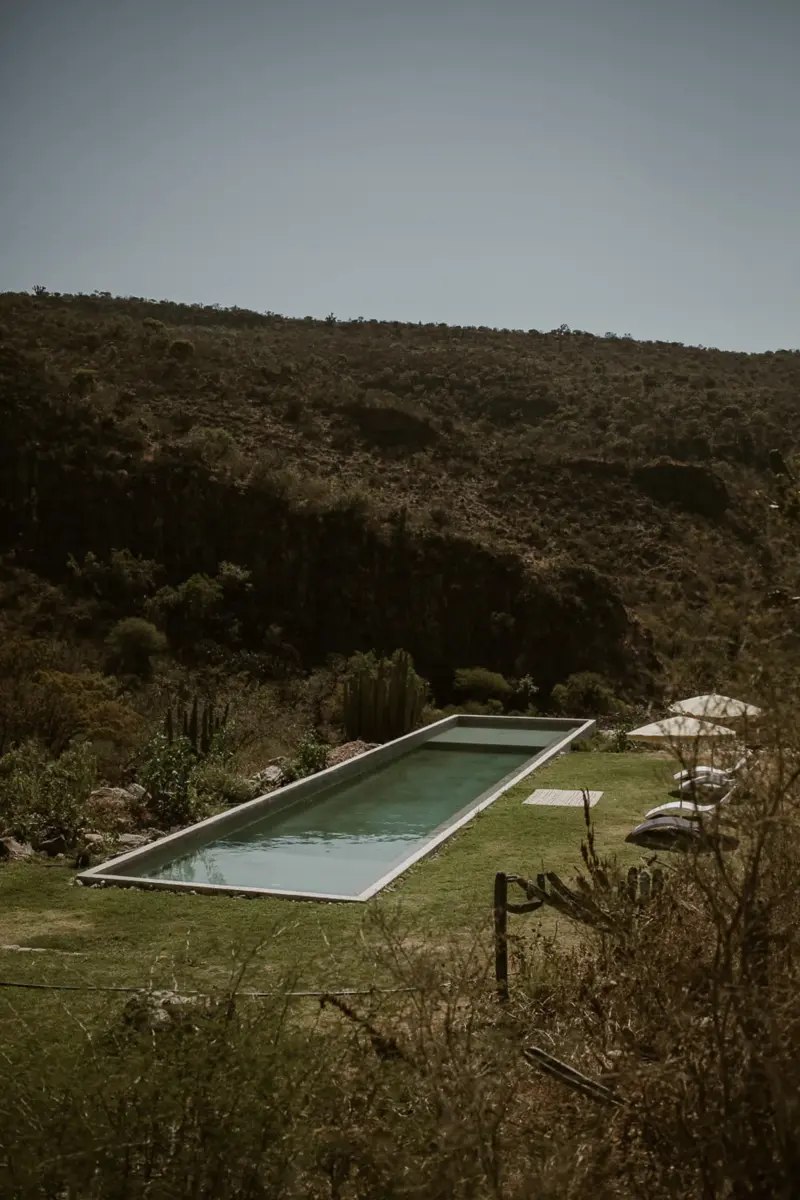 Alberca de 25 metros de largo con vistas panorámicas