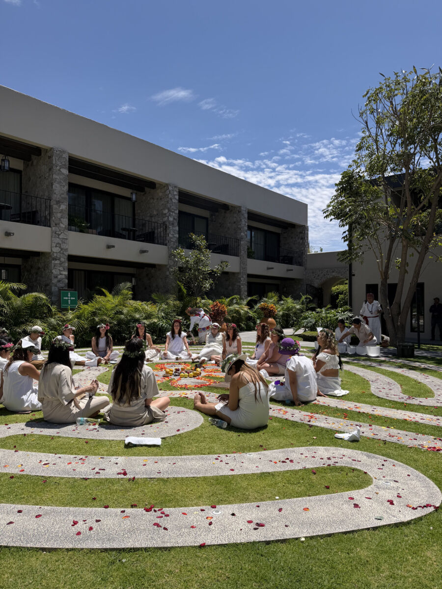 grupo de personas realizando ceremonia de cacao