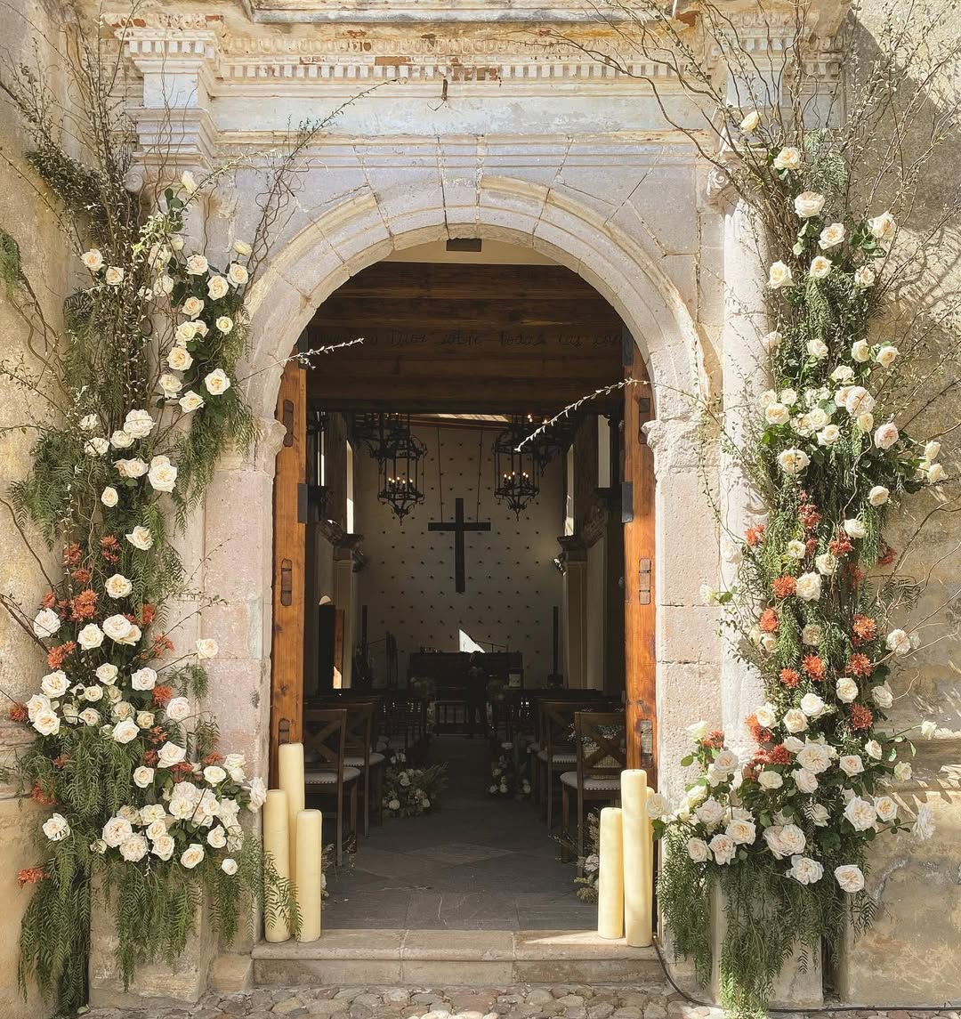 Iglesia de una hacienda decorada con flores 