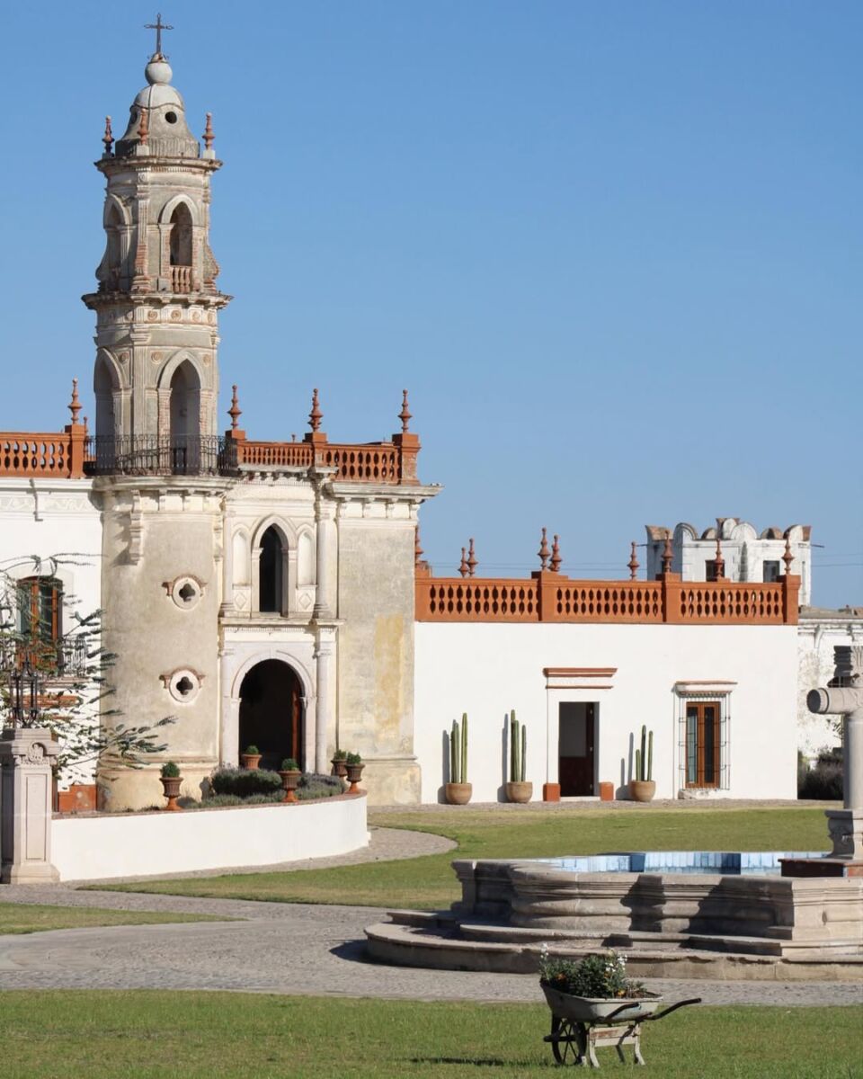 Antigua hacienda con jardines y fuentes 