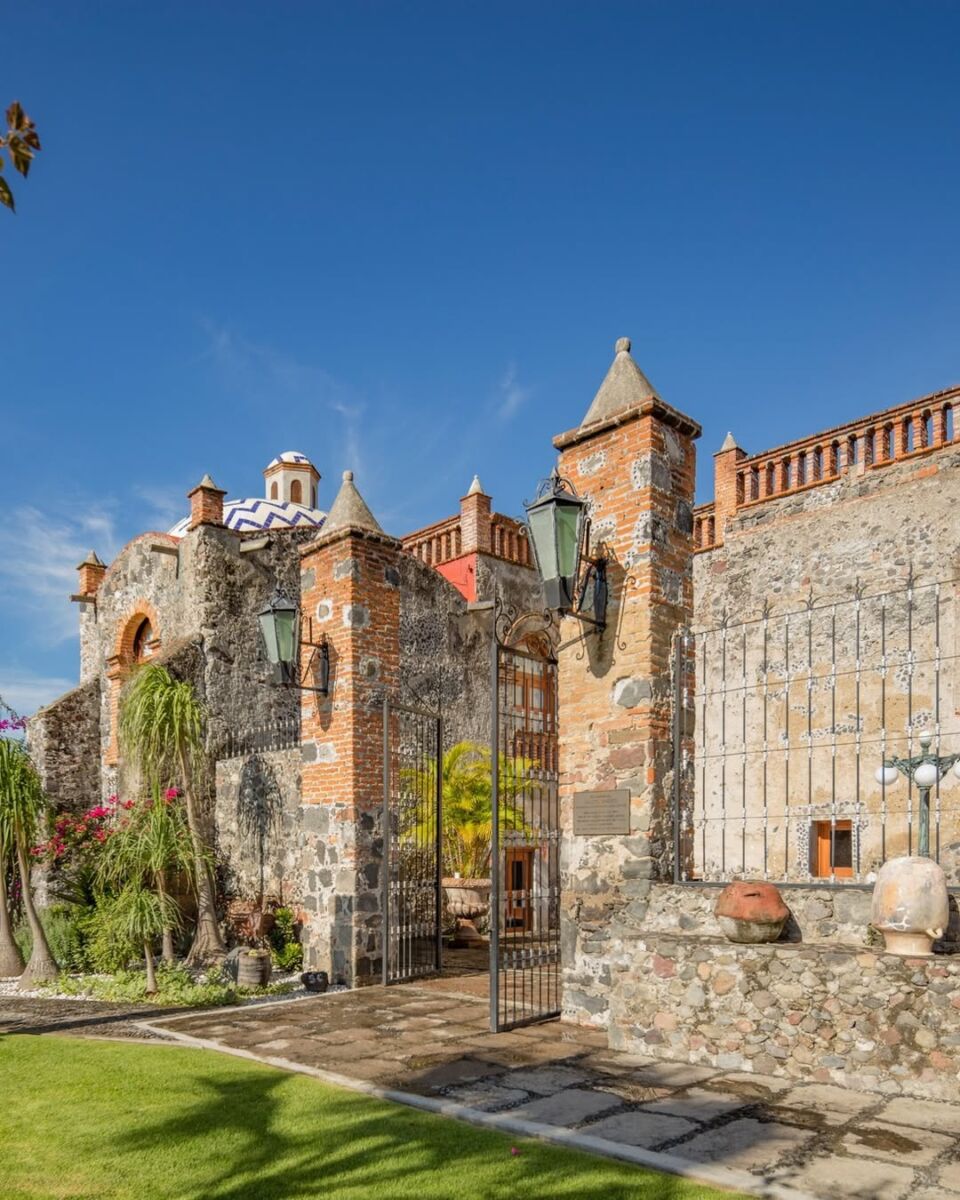 fachada de una antigua hacienda de la época del virreinato 