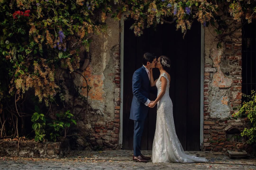 pareja besándose en el día de su boda 