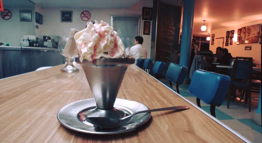 Mesas y sillas retro de la Heladería Chiandoni en la Col. Nápoles