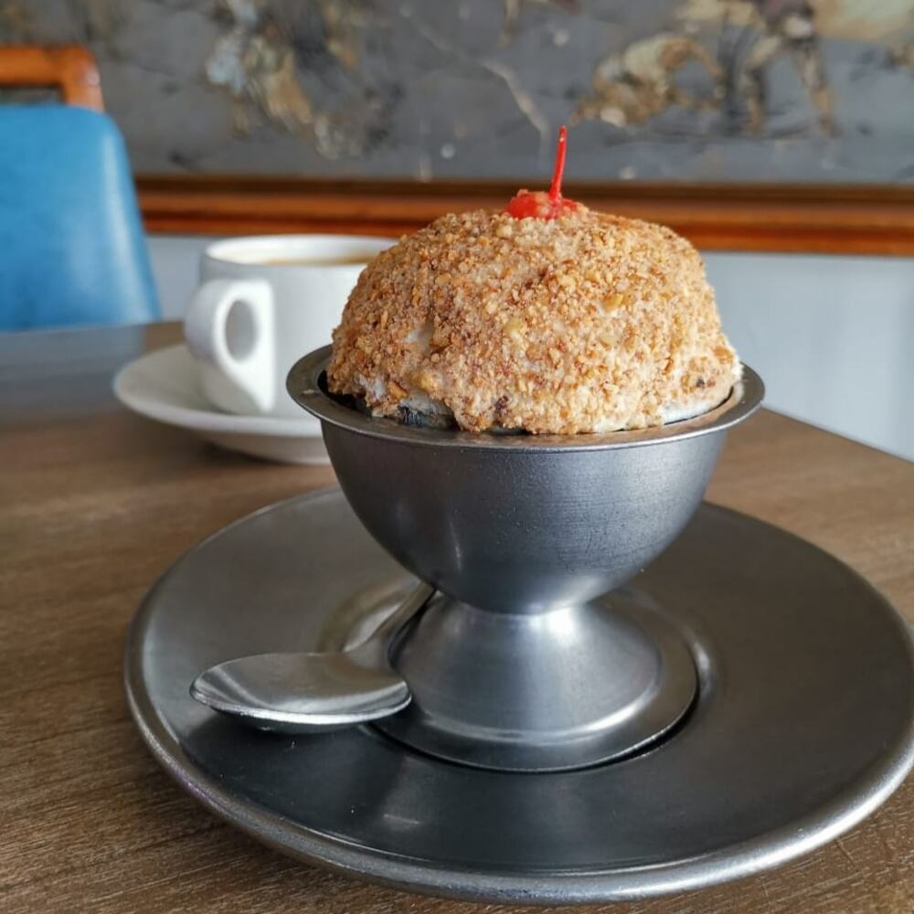 Helado especial con avellanas y cereza en la heladería Chiandoni