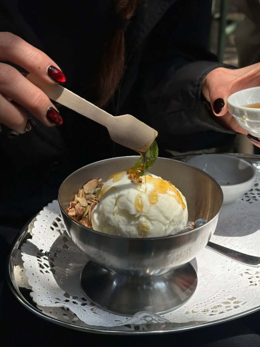 Yoghurt congelado de Club Sorbet, un jardín oculto en la CDMX de vinos y helados