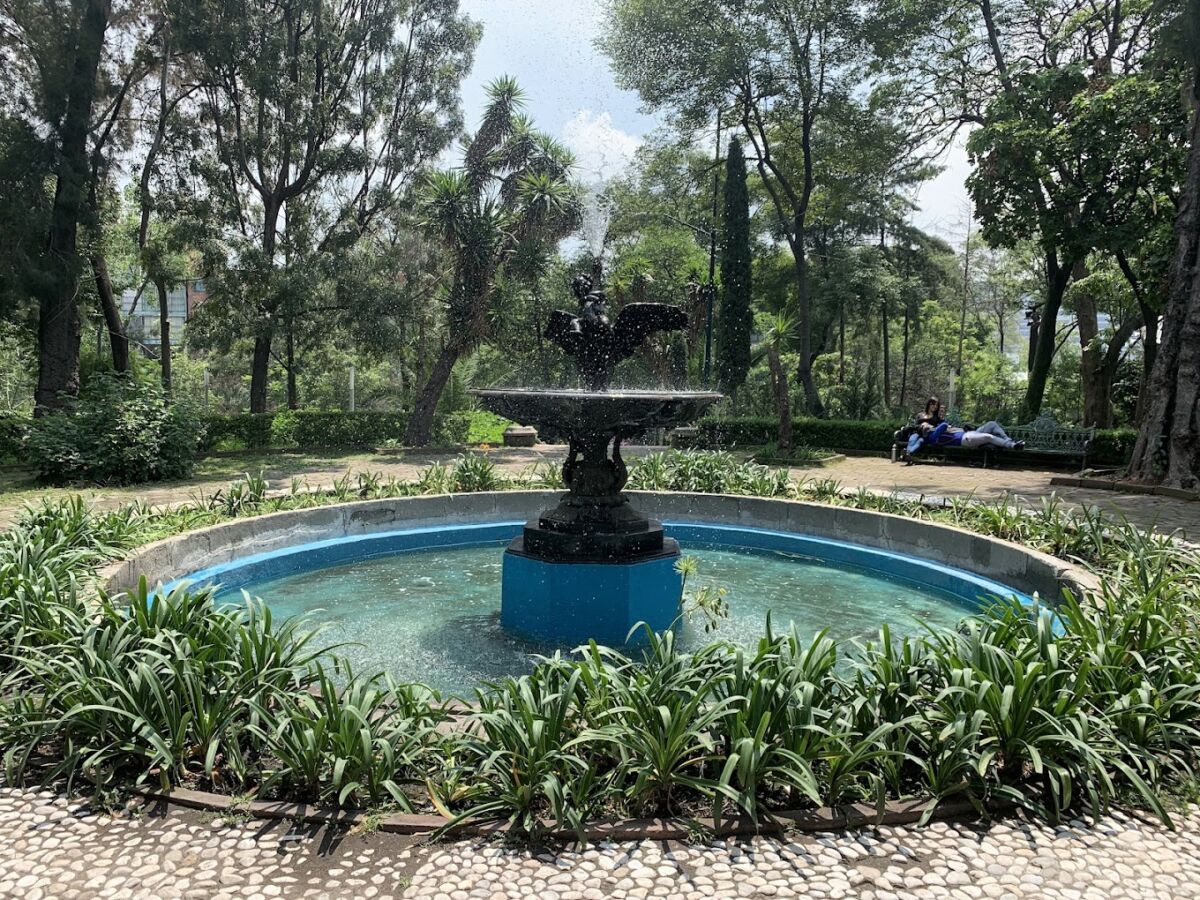 Fuente antigua en un parque público de la CDMX 