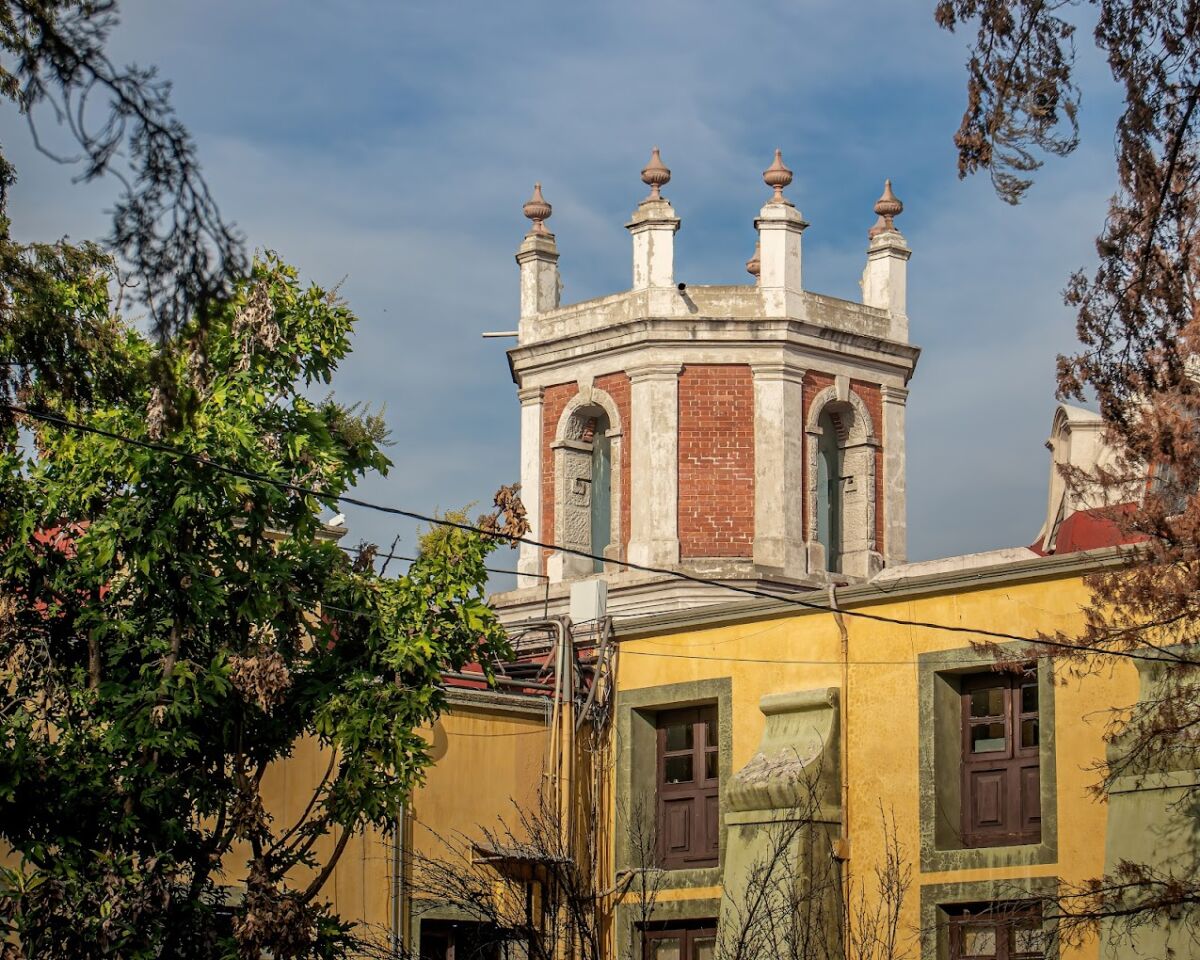 antigua casa amarilla del siglo XVII en CDMX 