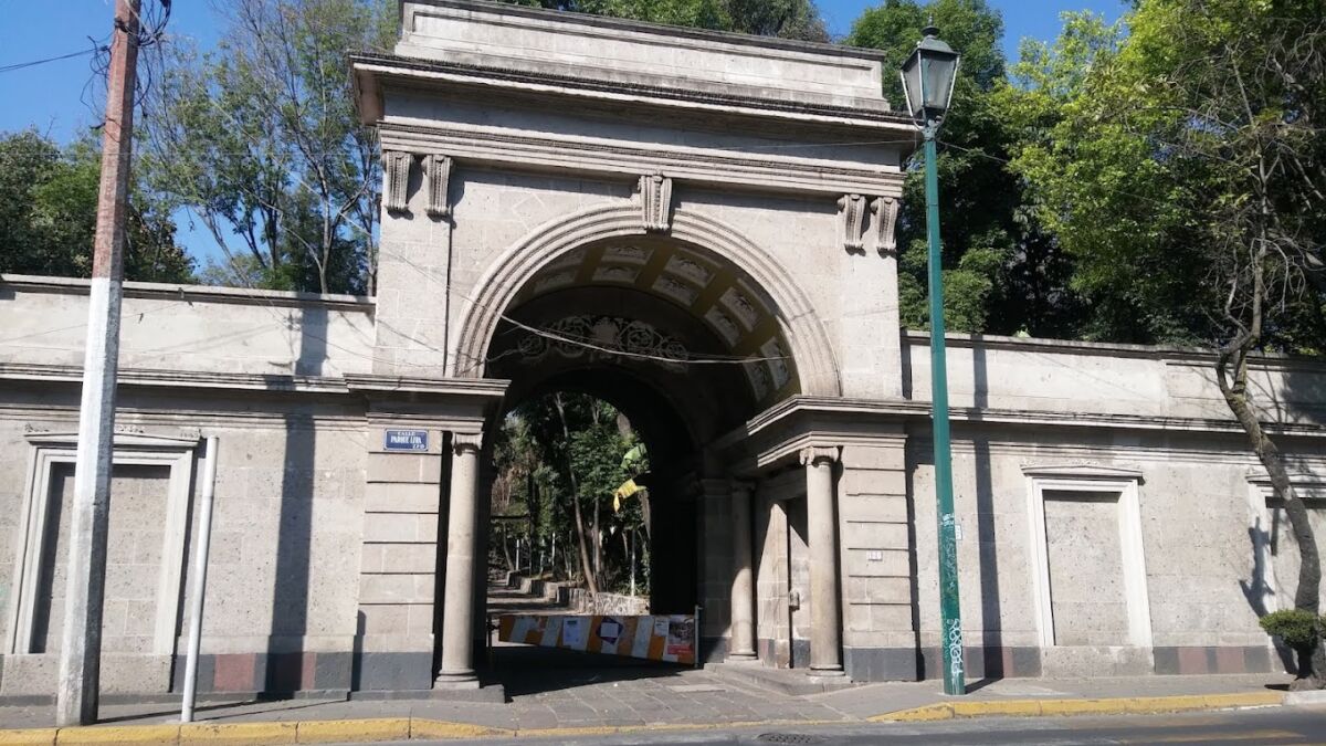 Fachada neoclásica en un parque público de la CDMX 